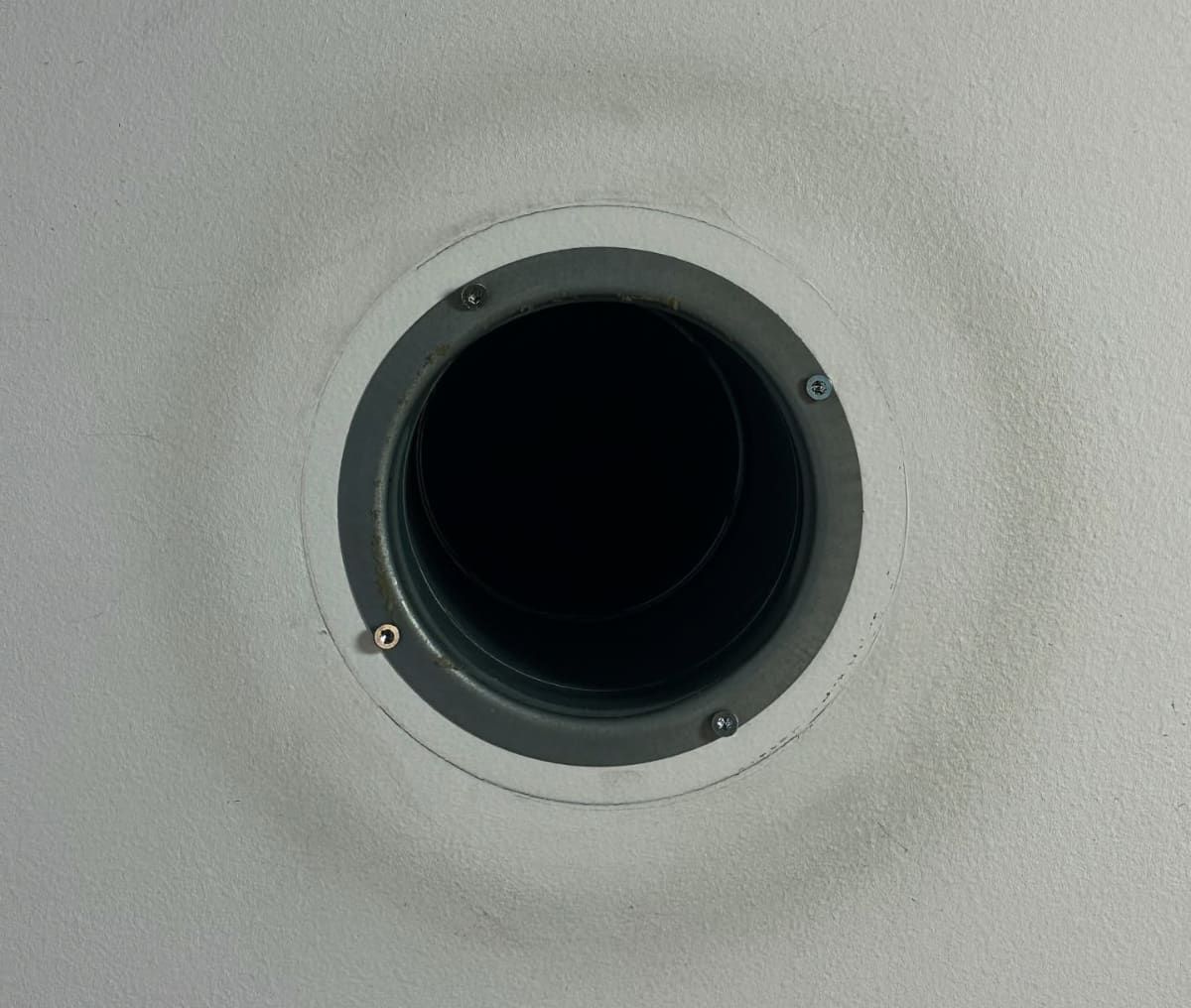 Sorte ringe omkring ventilation